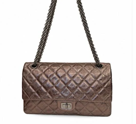 CHANEL — Sac 2.55 Reissue bronze métallisé